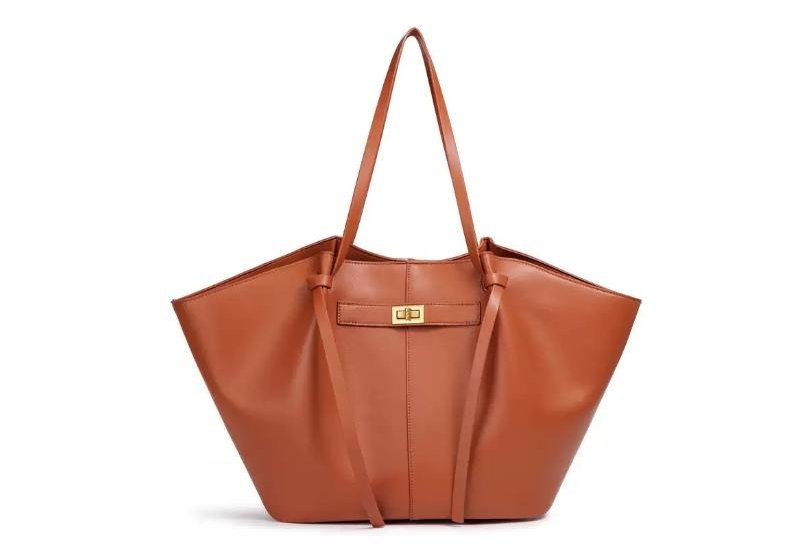 Mode Stor Kapacitet Trapez Kvinnor Axelväskor Designer Metalllås Handväskor Högkvalitativt PU-läder Stor Tote Pendlarväska brown