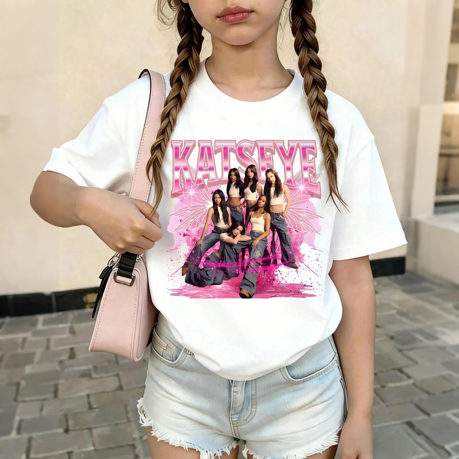 KATSEYE Barn Grafiskt Tryck Rundhalsad Kortärmad T-shirt Casual Topp för Pojkar och Flickor Mjukt Bekvämt Tyg Lämplig för Vardagsbruk 110 rosa
