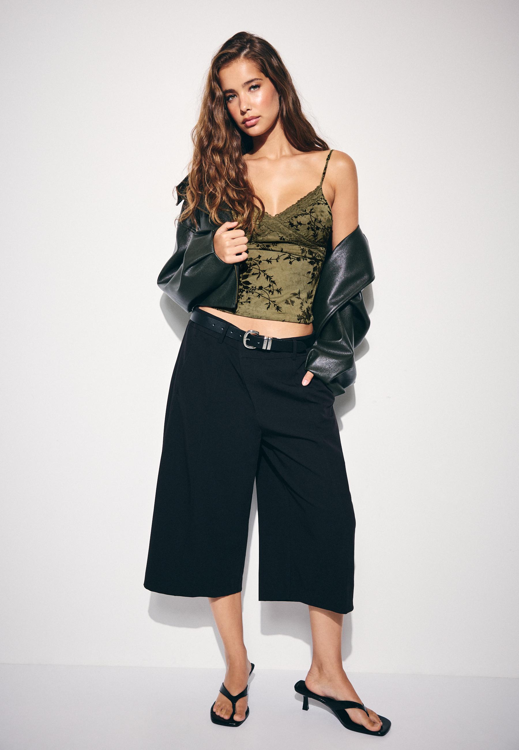 Stradivarius Figurnära Flockad Topp Med Spets Khaki S