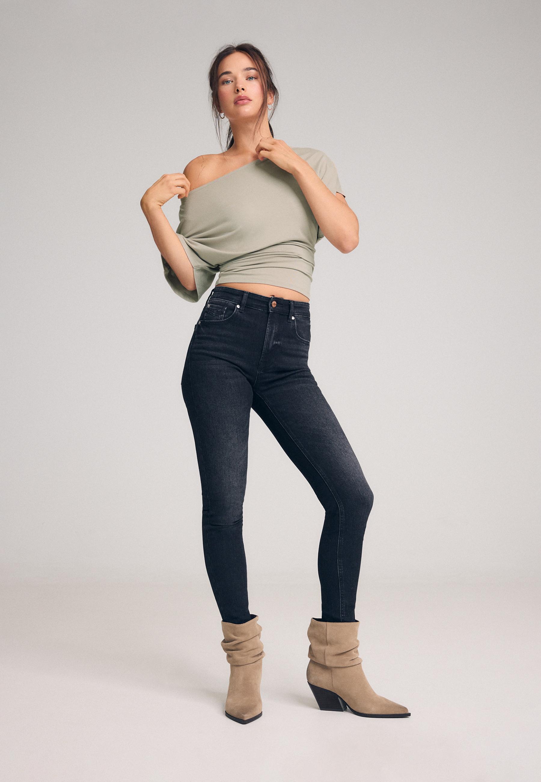 Stradivarius Korta Basic-Jeans Med Hög Midja